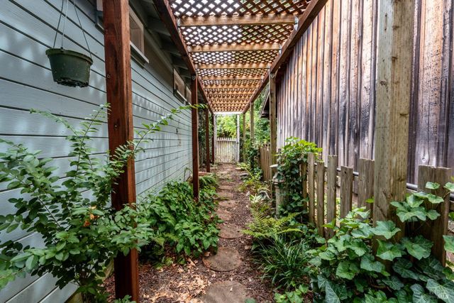 84 School St, Willits, CA 95490