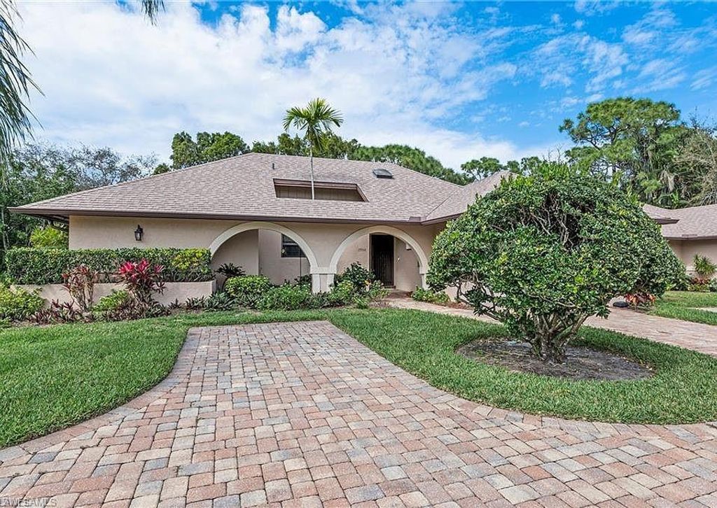 15500 Cedarwood LN, Naples, FL 34110