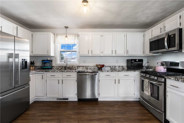 3 Mallory Court, Bristol, RI 02809