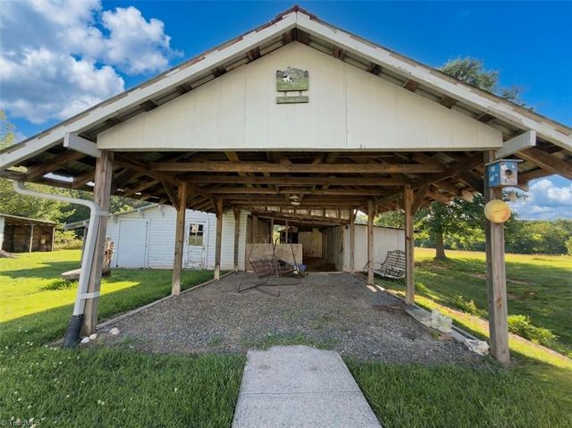 1075 Atkins Lane, Pinnacle, NC 27043