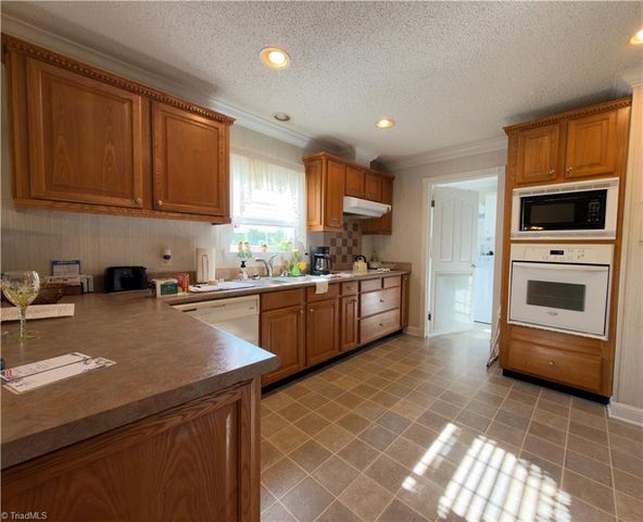 1075 Atkins Lane, Pinnacle, NC 27043