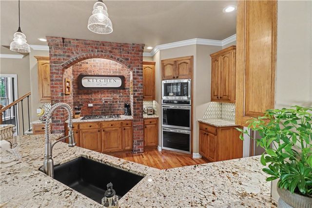 2305 E Whispering Oaks Lane, Fayetteville, AR 72701