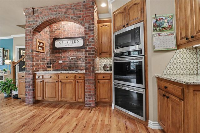 2305 E Whispering Oaks Lane, Fayetteville, AR 72701
