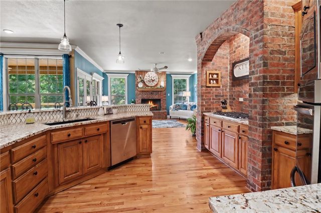 2305 E Whispering Oaks Lane, Fayetteville, AR 72701