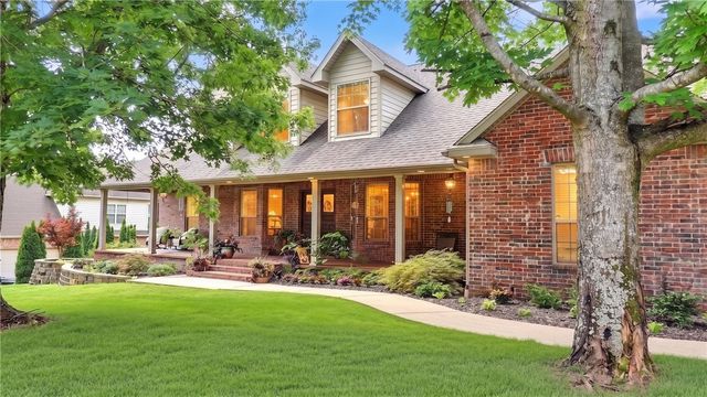 2305 E Whispering Oaks Lane, Fayetteville, AR 72701