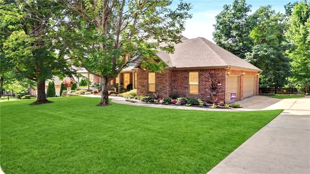 2305 E Whispering Oaks Lane, Fayetteville, AR 72701