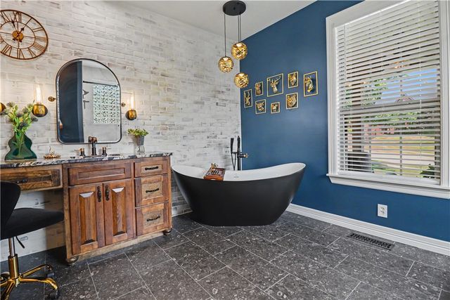 2305 E Whispering Oaks Lane, Fayetteville, AR 72701