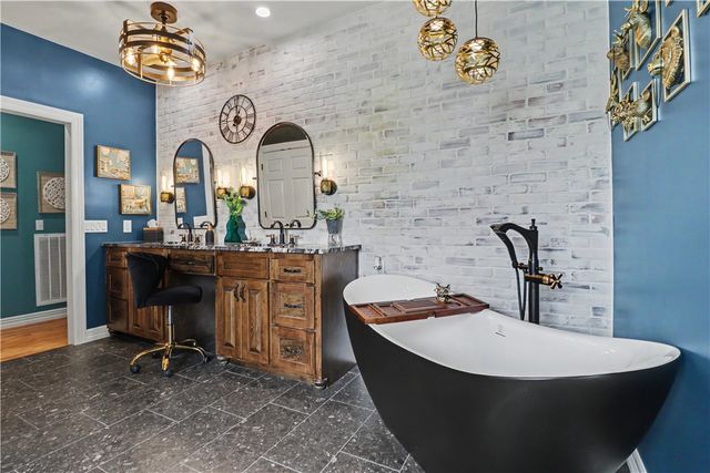 2305 E Whispering Oaks Lane, Fayetteville, AR 72701