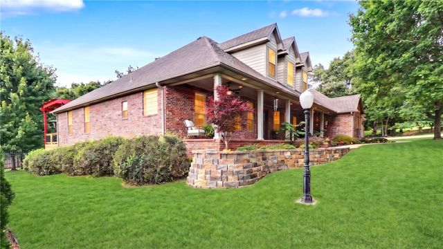 2305 E Whispering Oaks Lane, Fayetteville, AR 72701