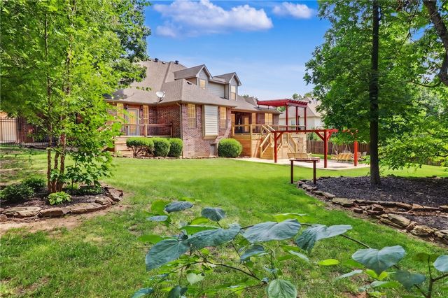 2305 E Whispering Oaks Lane, Fayetteville, AR 72701