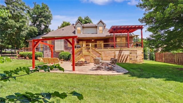 2305 E Whispering Oaks Lane, Fayetteville, AR 72701