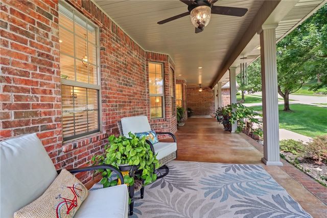 2305 E Whispering Oaks Lane, Fayetteville, AR 72701