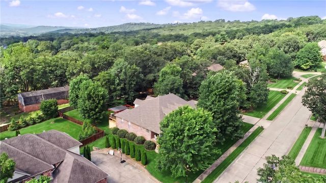 2305 E Whispering Oaks Lane, Fayetteville, AR 72701