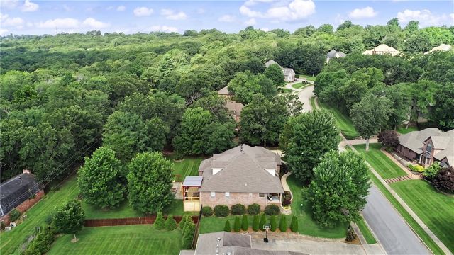 2305 E Whispering Oaks Lane, Fayetteville, AR 72701
