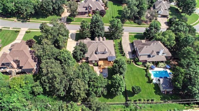 2305 E Whispering Oaks Lane, Fayetteville, AR 72701