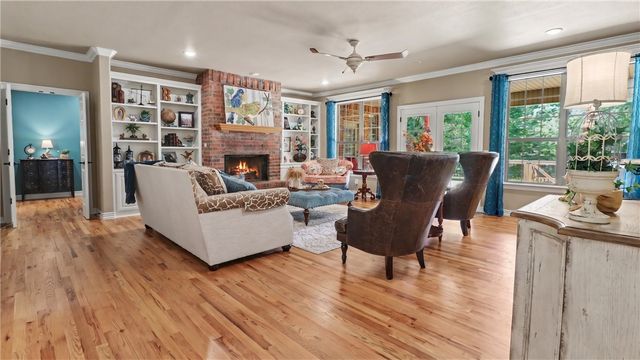 2305 E Whispering Oaks Lane, Fayetteville, AR 72701