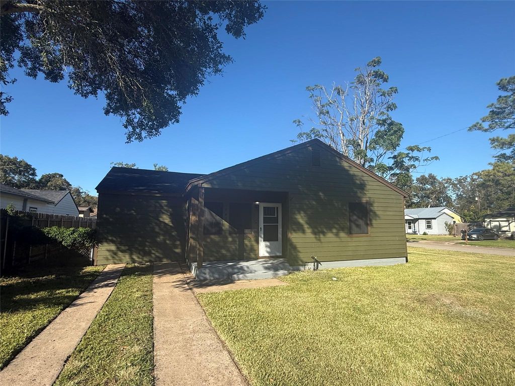 749 Lorrain Street, Angleton, TX 77515