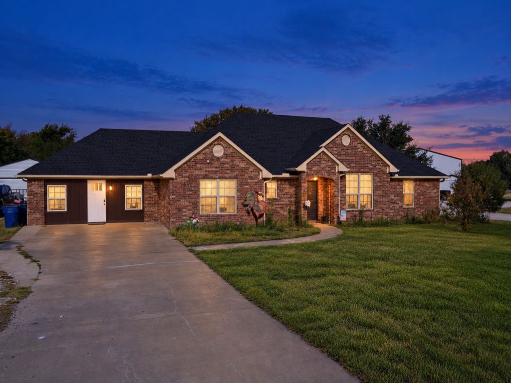 1813 County Road 123, Gainesville, TX 76240