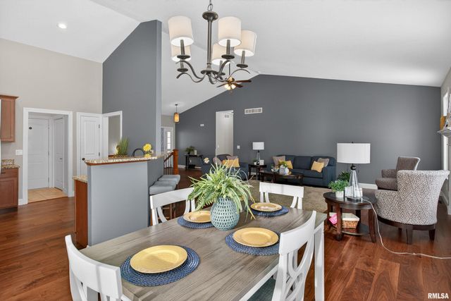 6 Blackstone Court, Le Claire, IA 52753