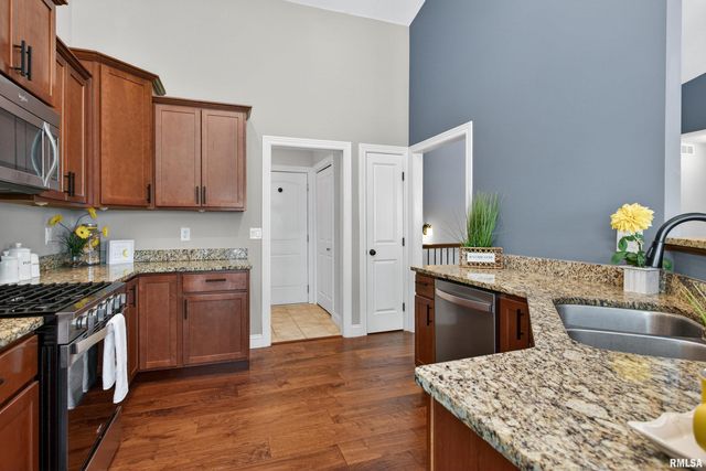 6 Blackstone Court, Le Claire, IA 52753