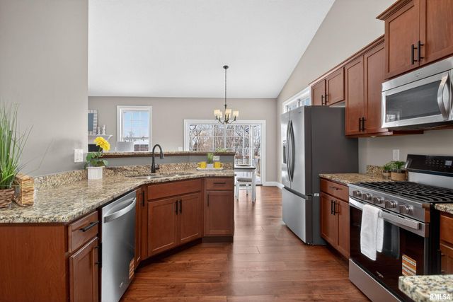 6 Blackstone Court, Le Claire, IA 52753