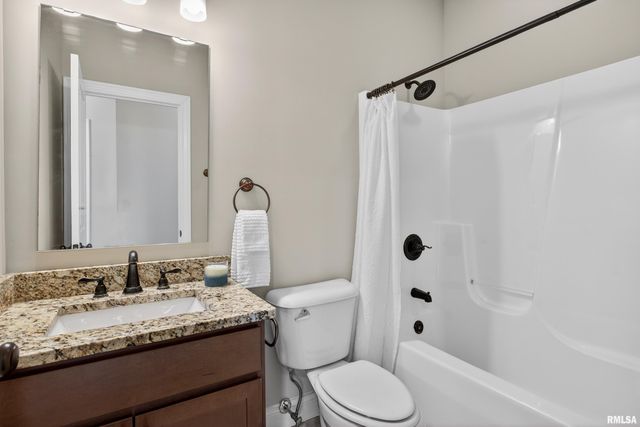 6 Blackstone Court, Le Claire, IA 52753