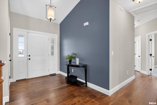 6 Blackstone Court, Le Claire, IA 52753