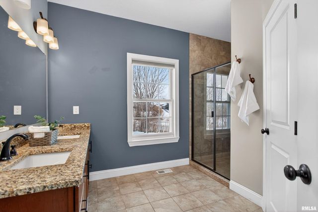 6 Blackstone Court, Le Claire, IA 52753