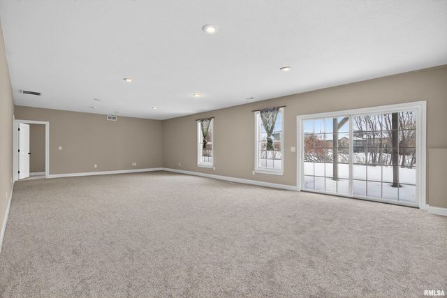 6 Blackstone Court, Le Claire, IA 52753