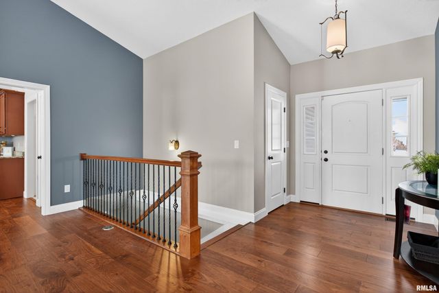 6 Blackstone Court, Le Claire, IA 52753