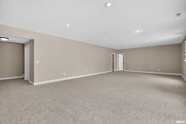 6 Blackstone Court, Le Claire, IA 52753