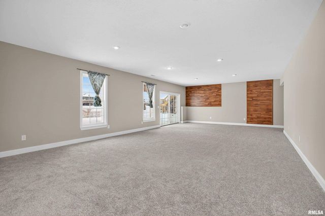 6 Blackstone Court, Le Claire, IA 52753