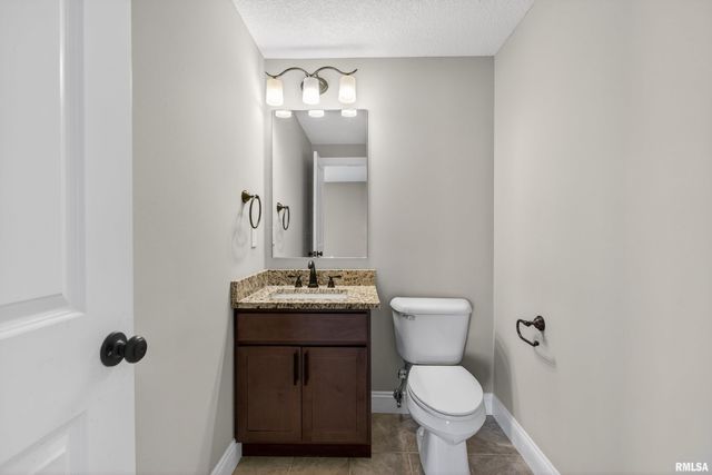 6 Blackstone Court, Le Claire, IA 52753