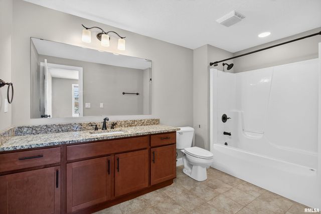 6 Blackstone Court, Le Claire, IA 52753