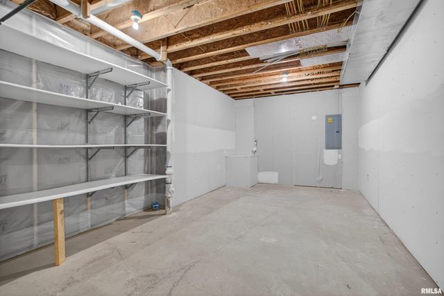 6 Blackstone Court, Le Claire, IA 52753