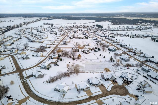 6 Blackstone Court, Le Claire, IA 52753