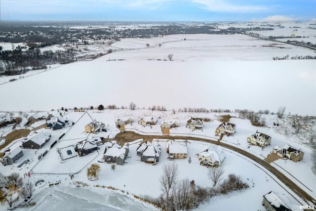 6 Blackstone Court, Le Claire, IA 52753