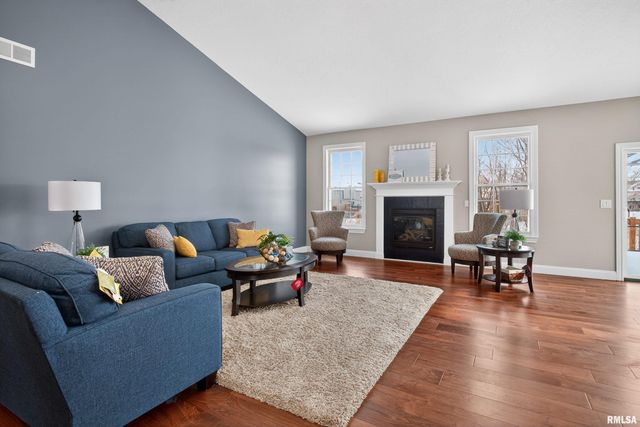 6 Blackstone Court, Le Claire, IA 52753