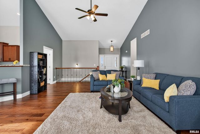 6 Blackstone Court, Le Claire, IA 52753