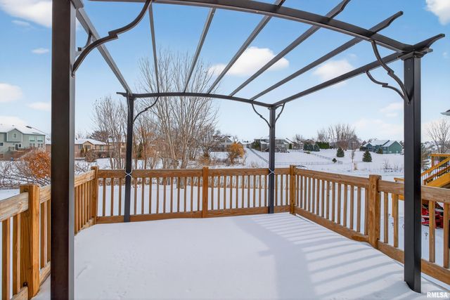 6 Blackstone Court, Le Claire, IA 52753