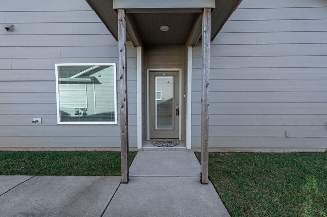 8104-8106 E 34th Ct S, Wichita, KS 67210