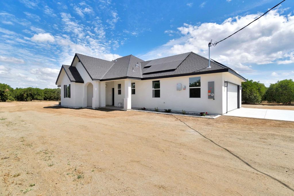 Image 1 of property listing at 41640 Road 120, Orosi, CA 93647