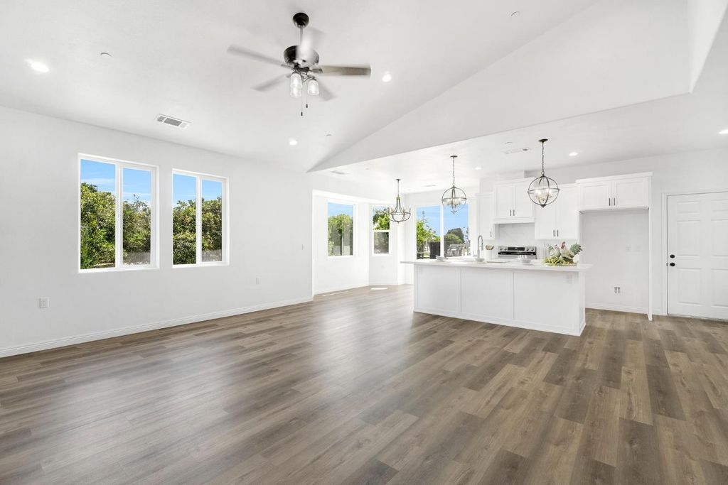 Image 10 of property listing at 41640 Road 120, Orosi, CA 93647