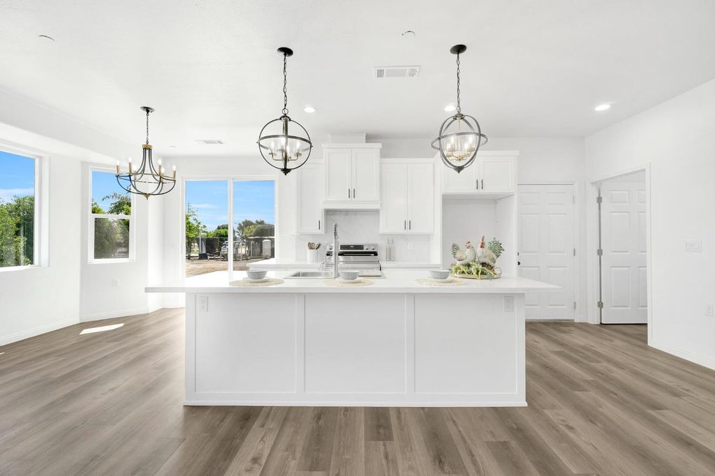Image 11 of property listing at 41640 Road 120, Orosi, CA 93647
