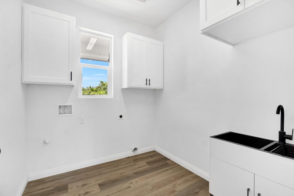 Image 19 of property listing at 41640 Road 120, Orosi, CA 93647