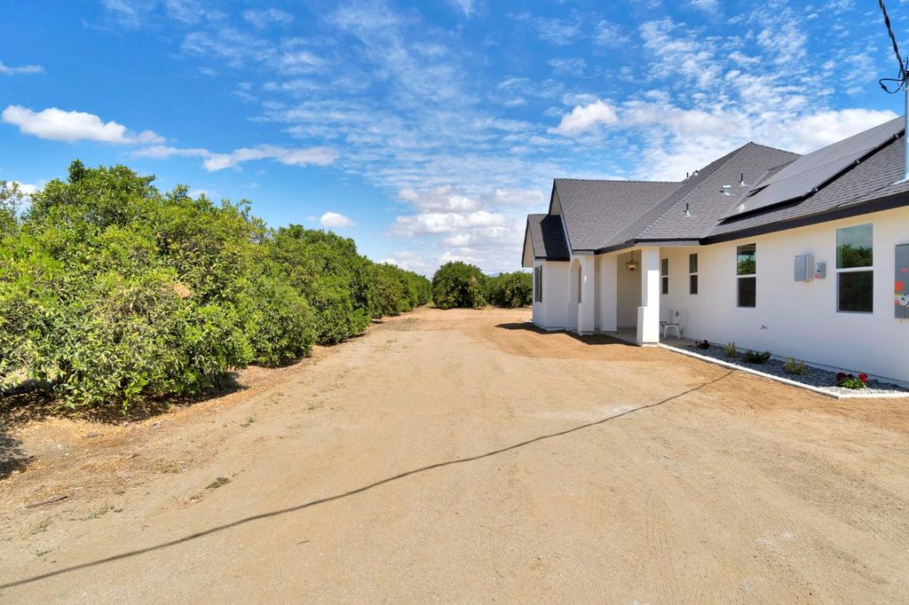 Image 3 of property listing at 41640 Road 120, Orosi, CA 93647