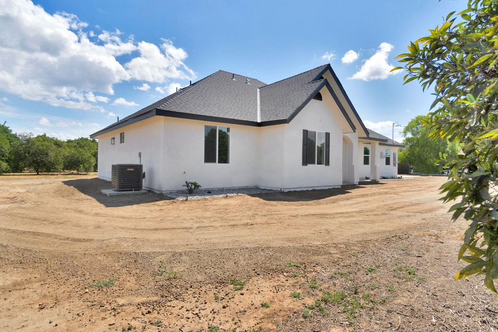 Image 4 of property listing at 41640 Road 120, Orosi, CA 93647
