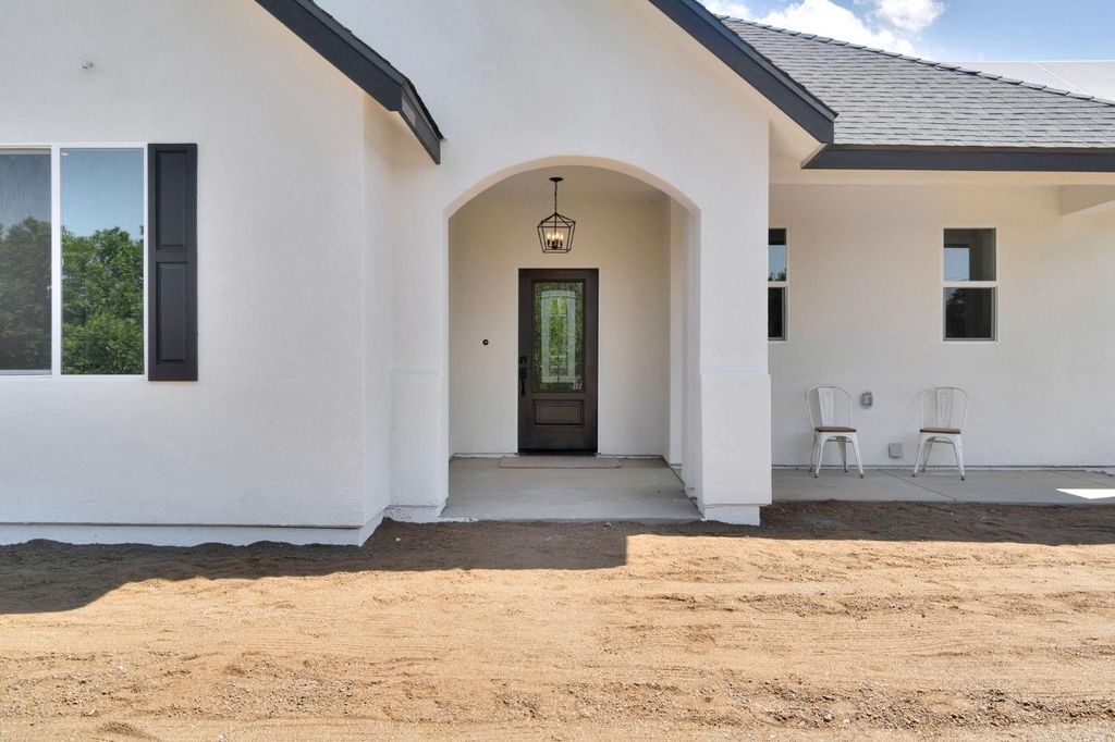 Image 5 of property listing at 41640 Road 120, Orosi, CA 93647