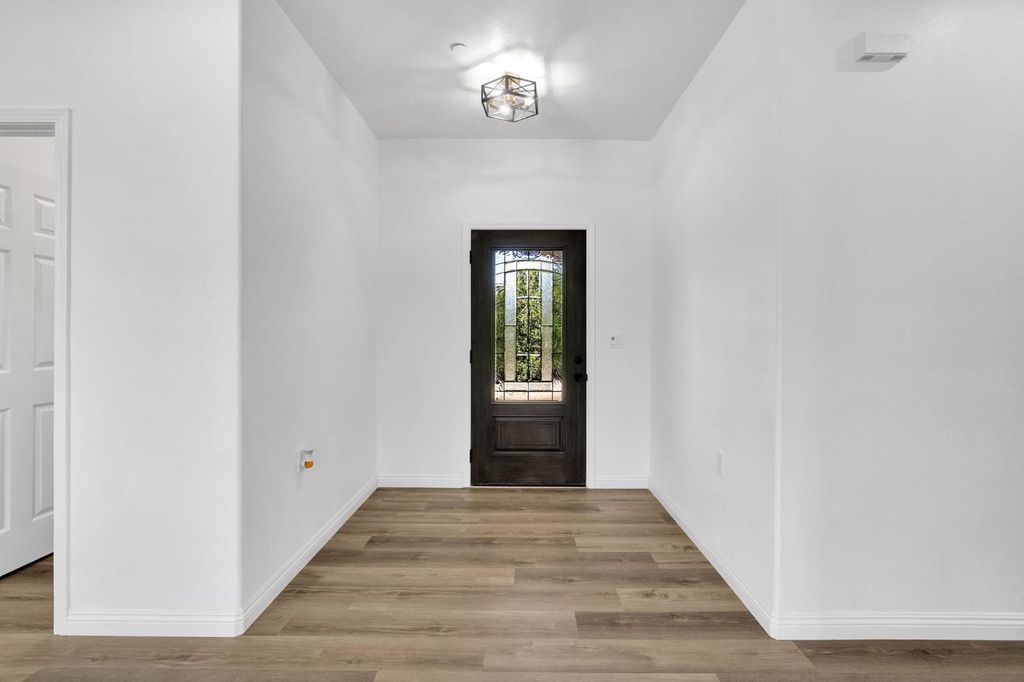 Image 6 of property listing at 41640 Road 120, Orosi, CA 93647