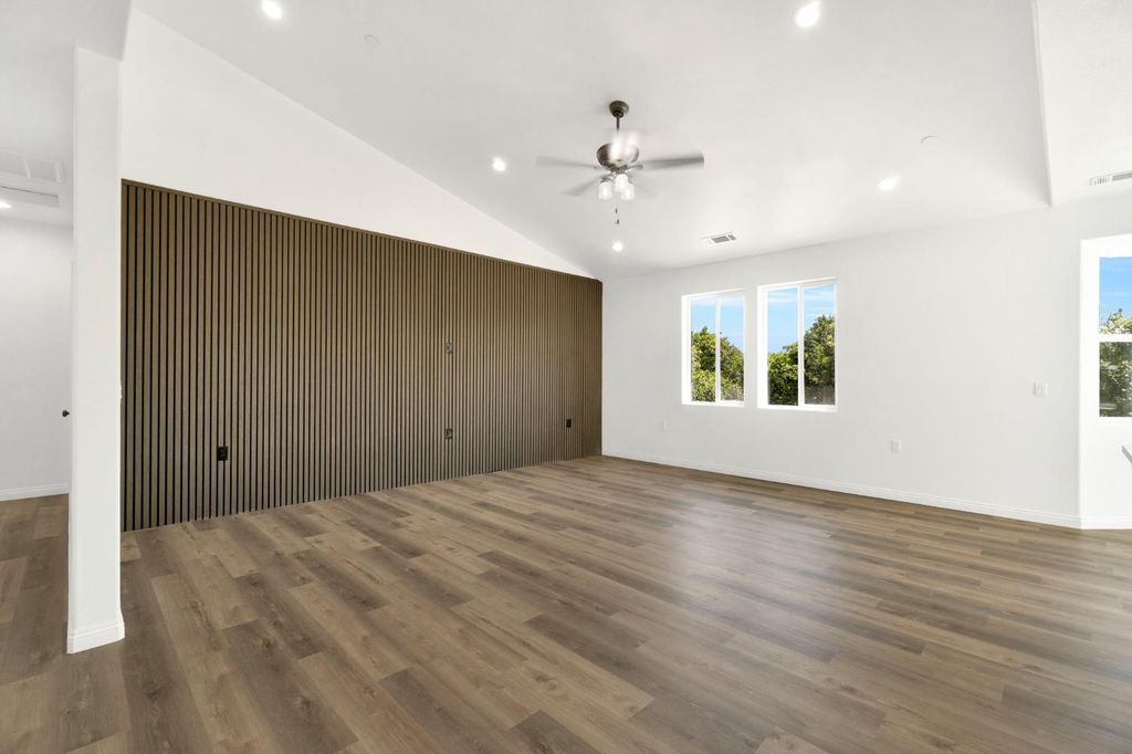 Image 7 of property listing at 41640 Road 120, Orosi, CA 93647